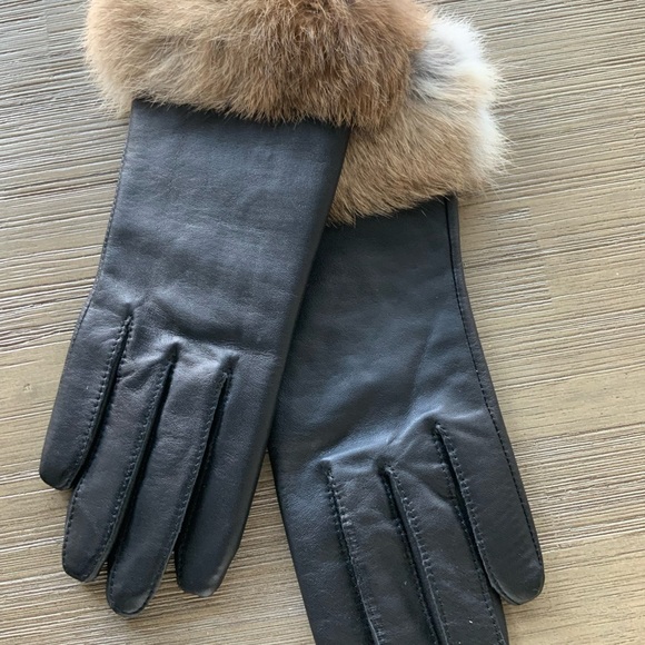 Wilsons Leather Other - Black leather fur trim gloves
